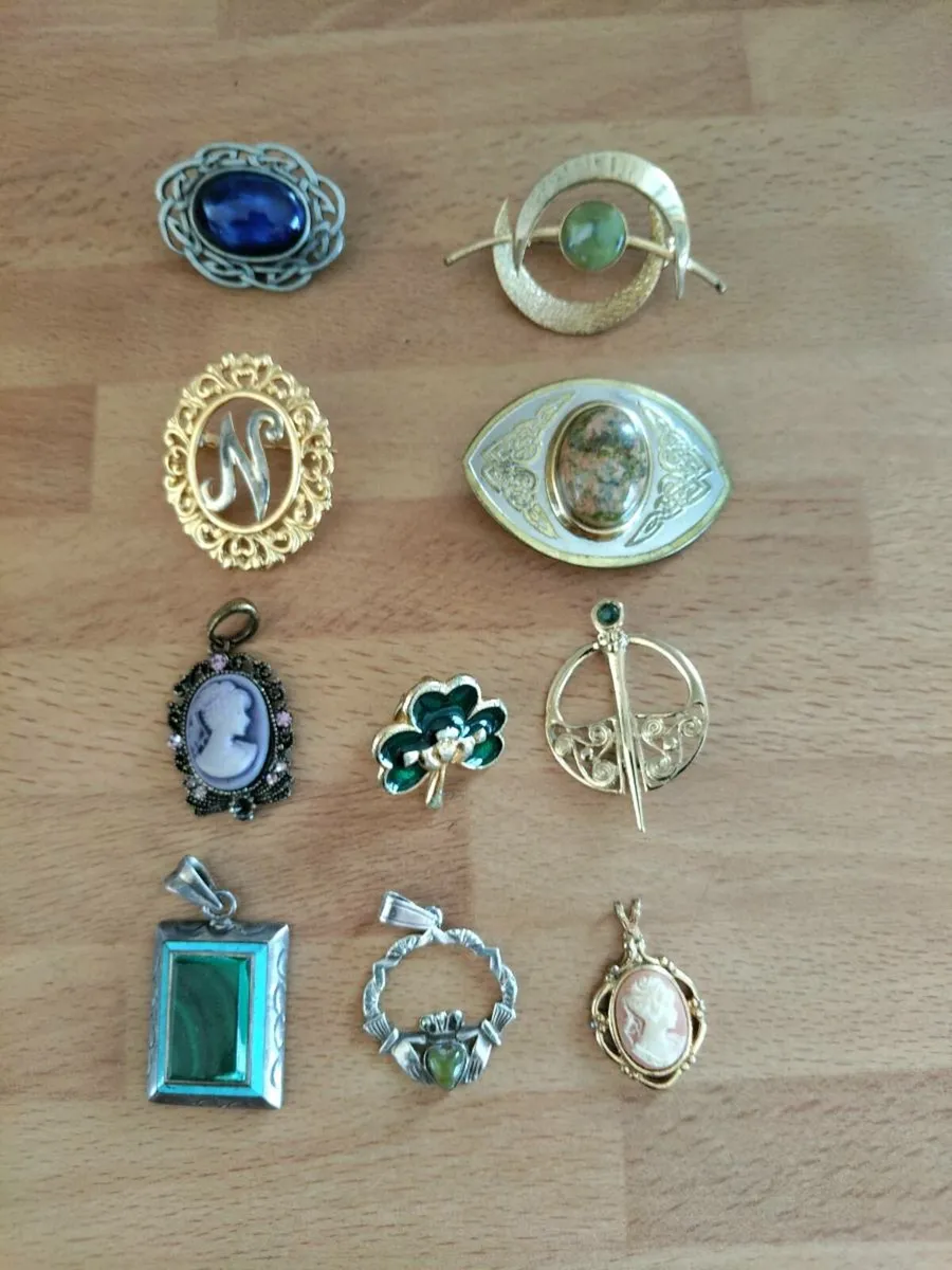 Ladies pendants and broaches - Image 1