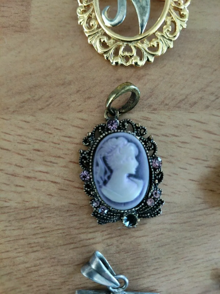 Ladies pendants and broaches - Image 3