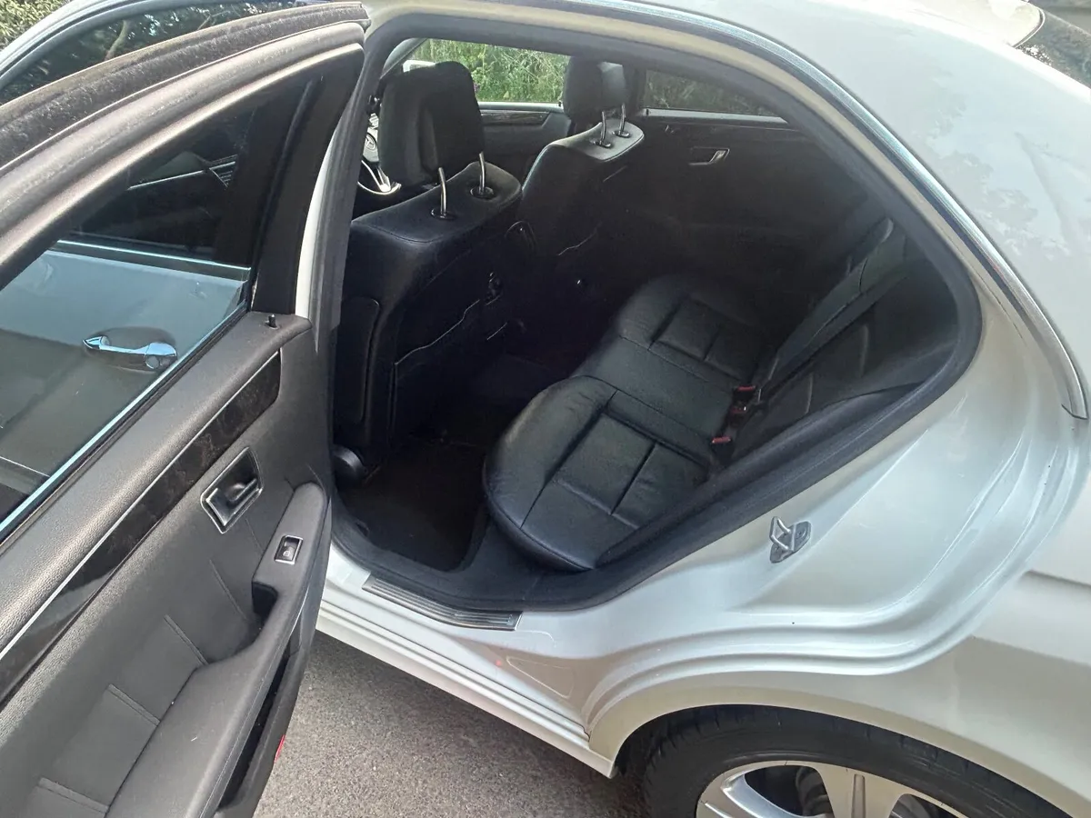 Mercedes-Benz E-Class 220 Diesel Auto - Image 3