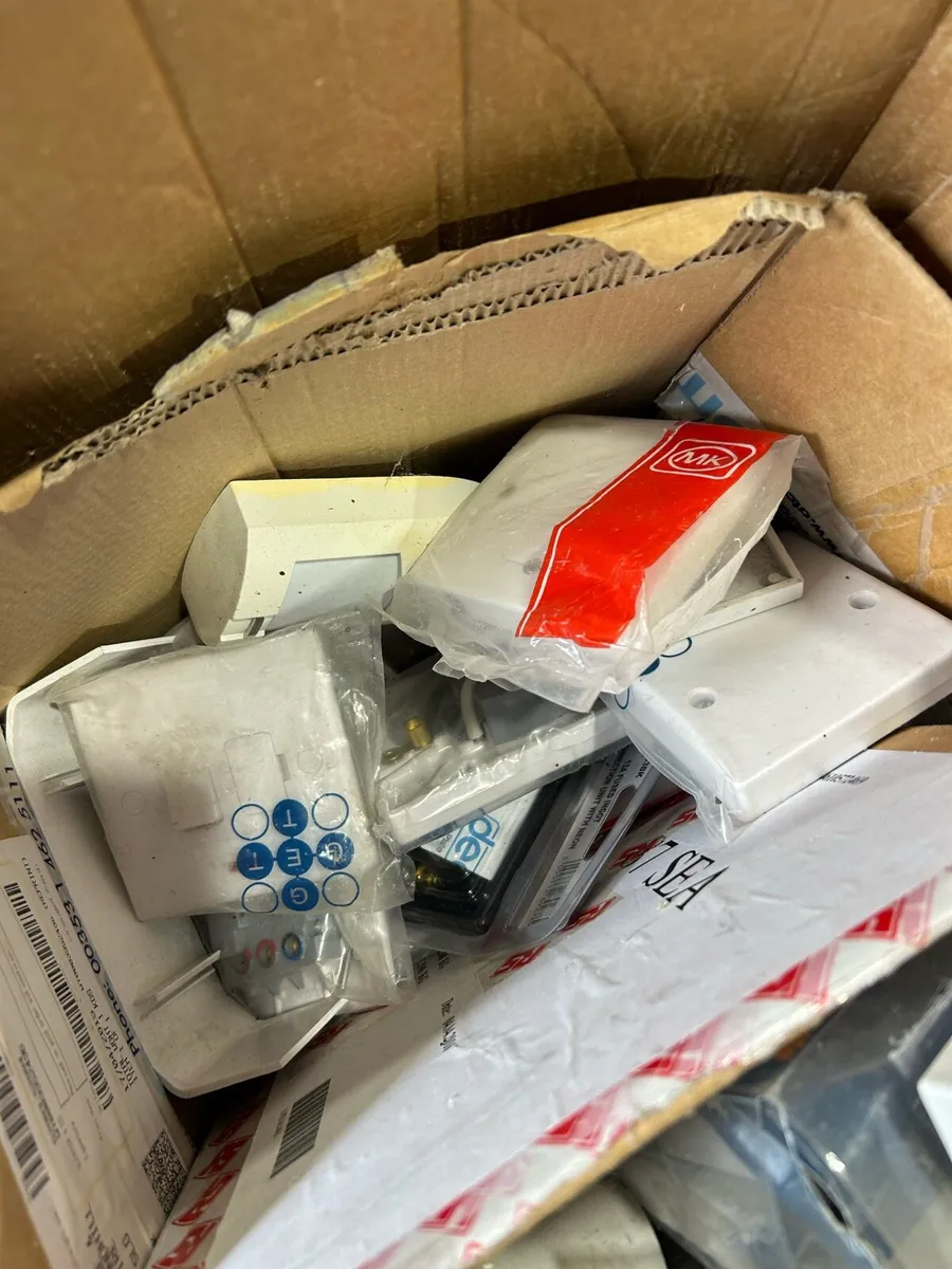 Random bundle of electrical items - Image 1