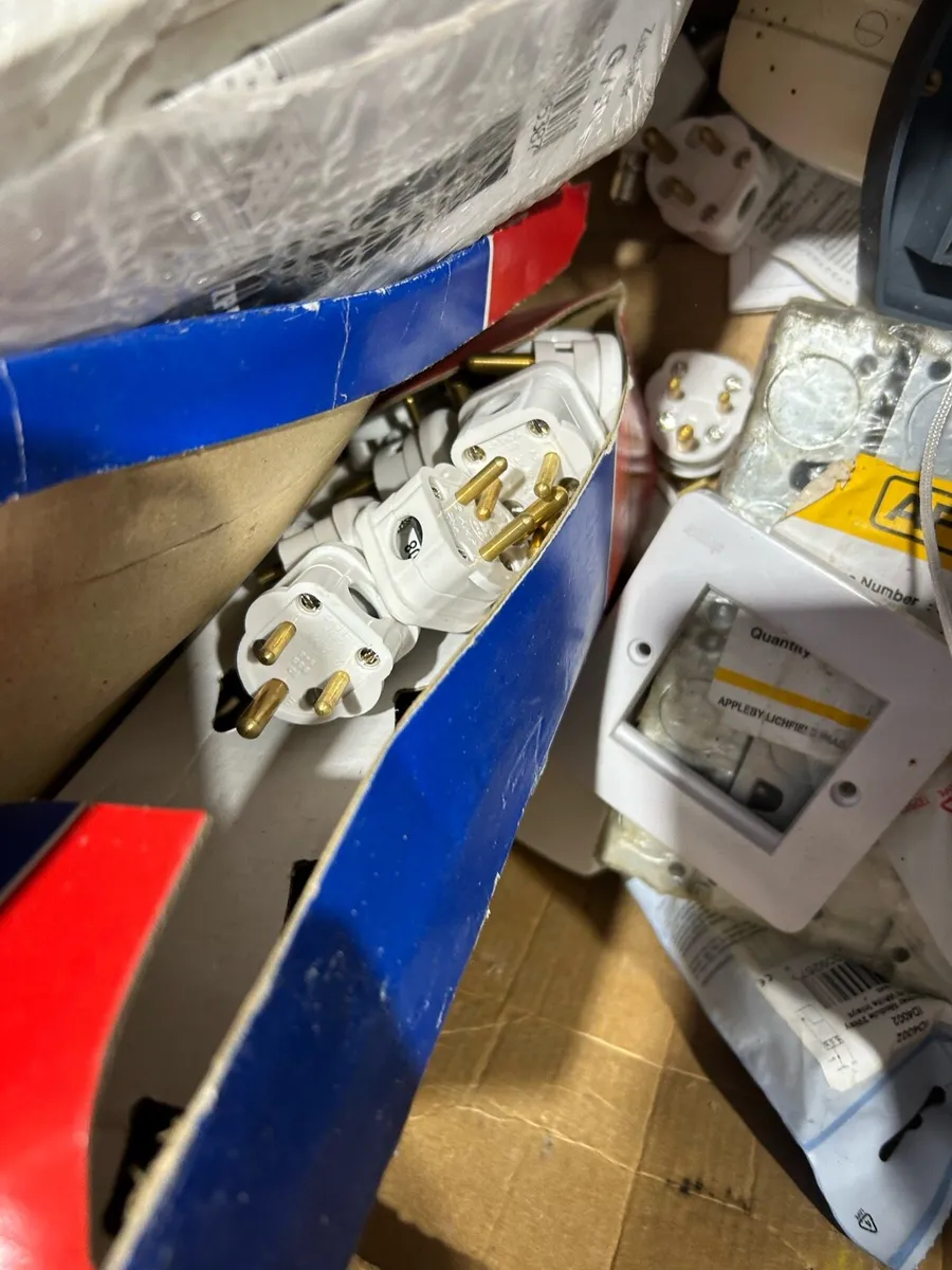 Random bundle of electrical items - Image 2