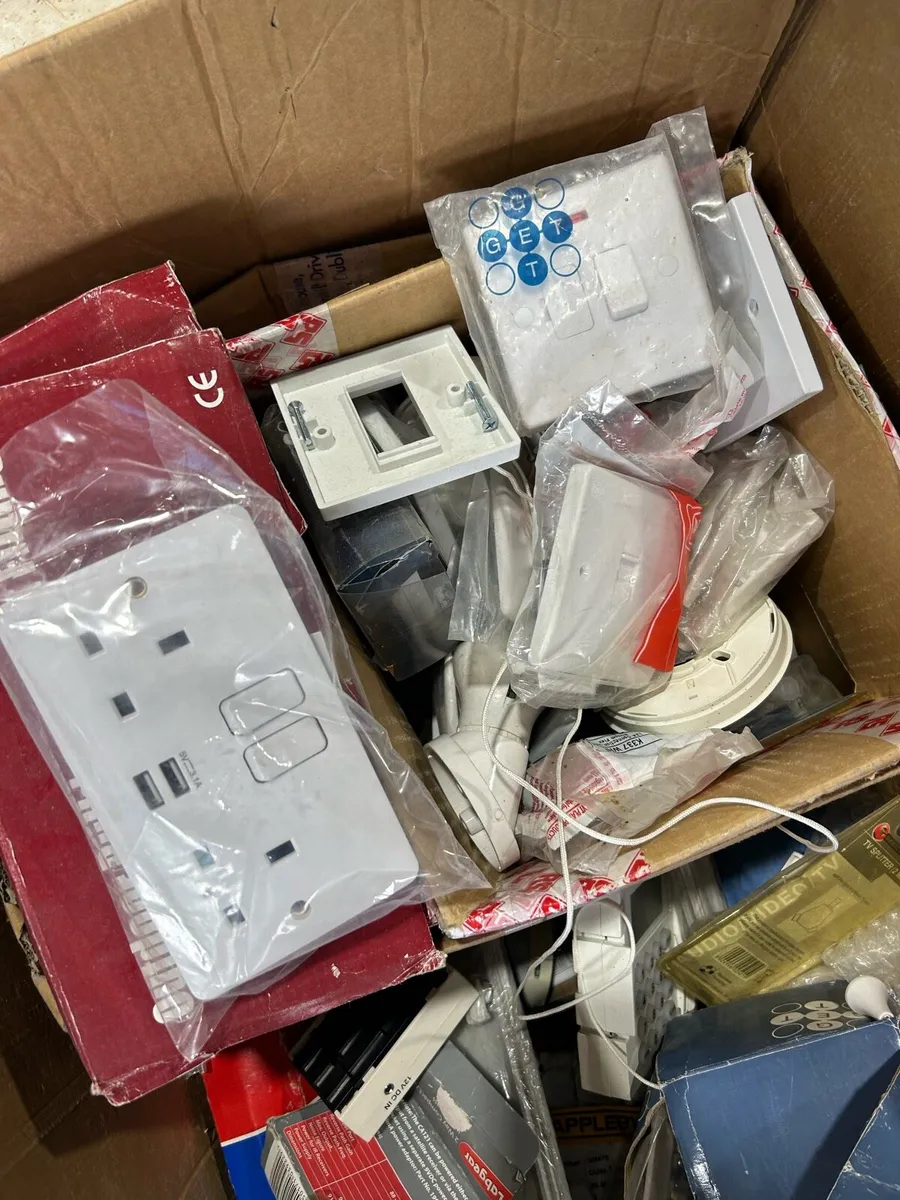 Random bundle of electrical items - Image 3