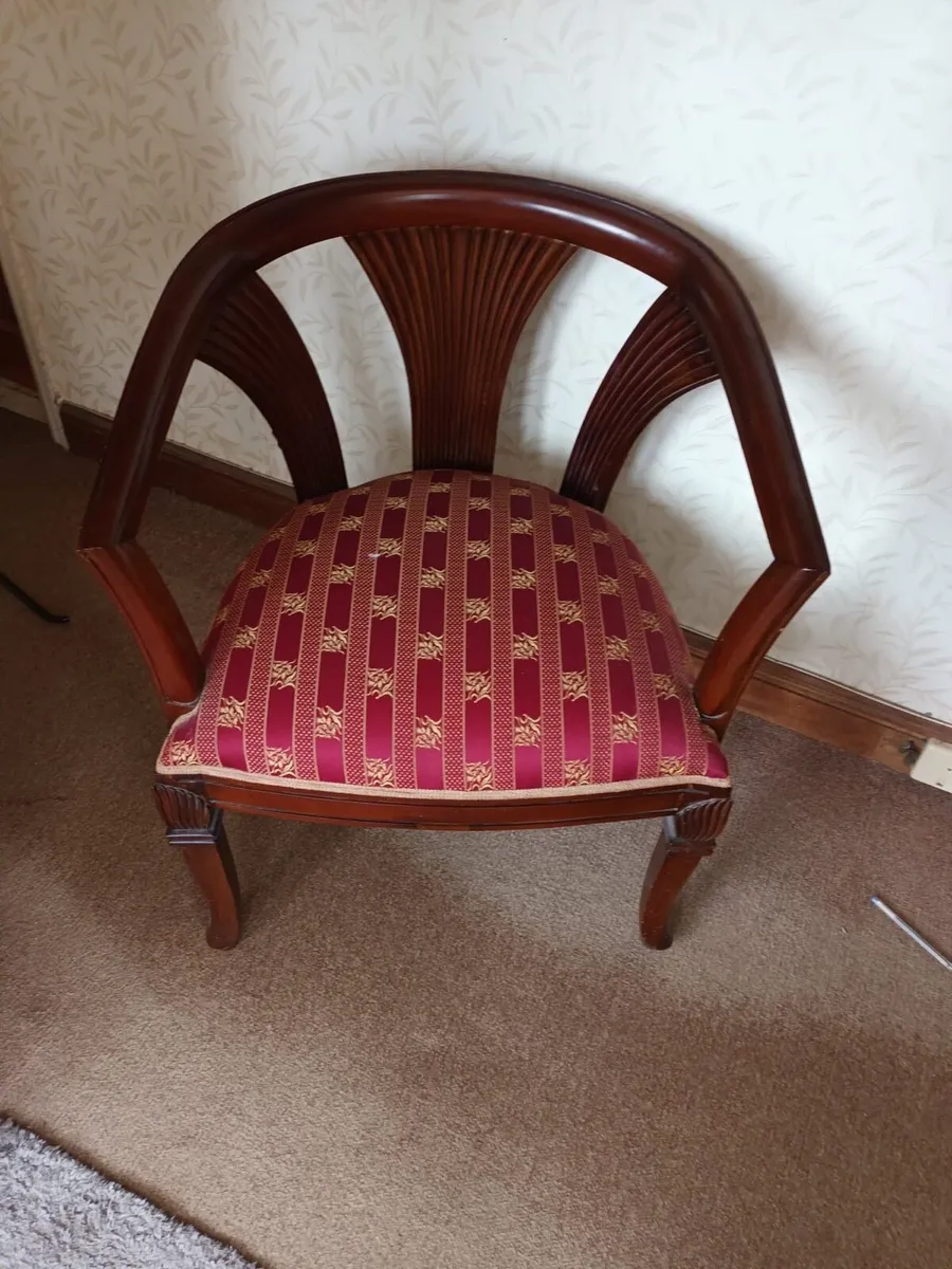 Dining chairs and side table - Image 2
