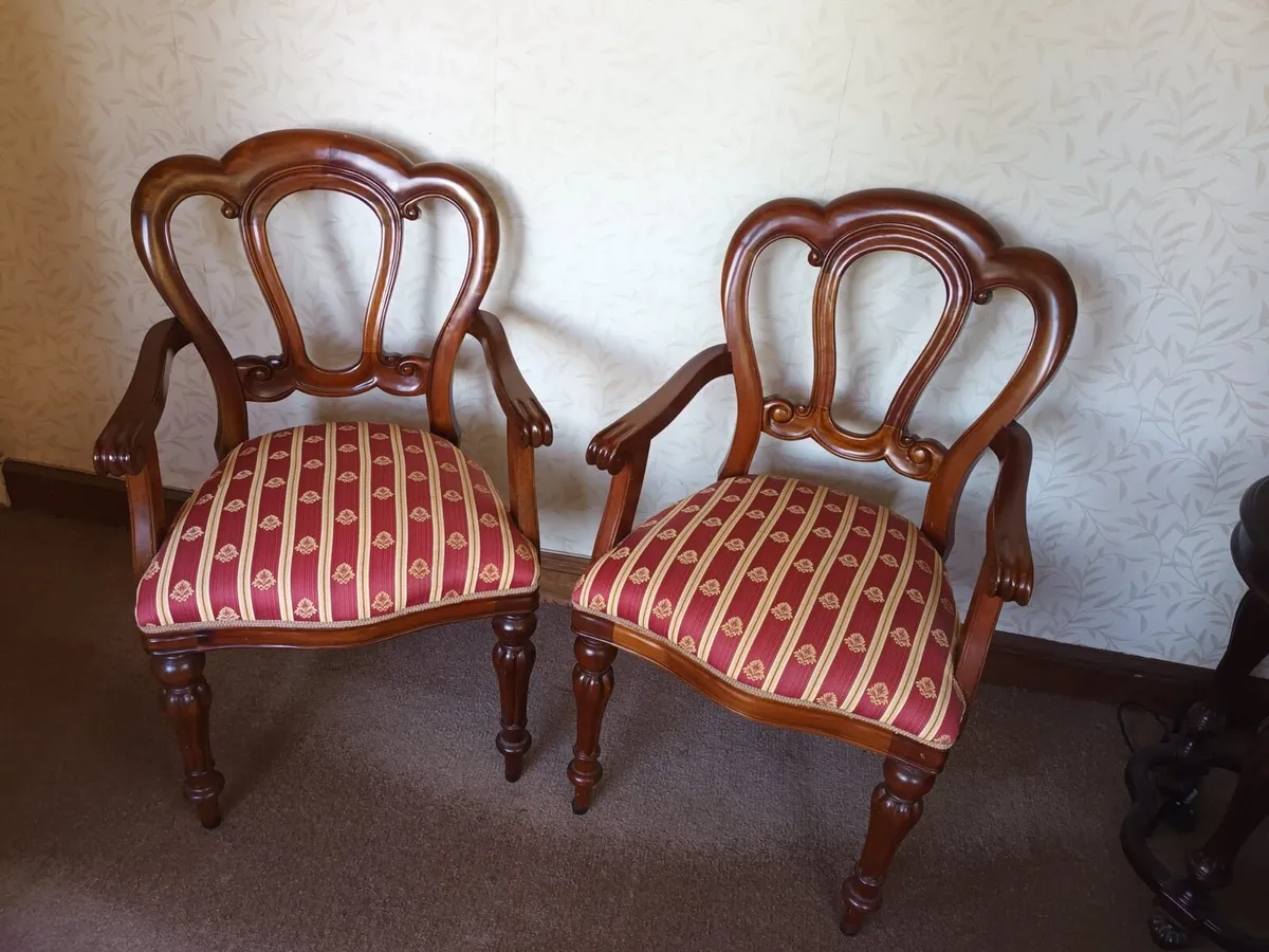 Dining chairs and side table - Image 4