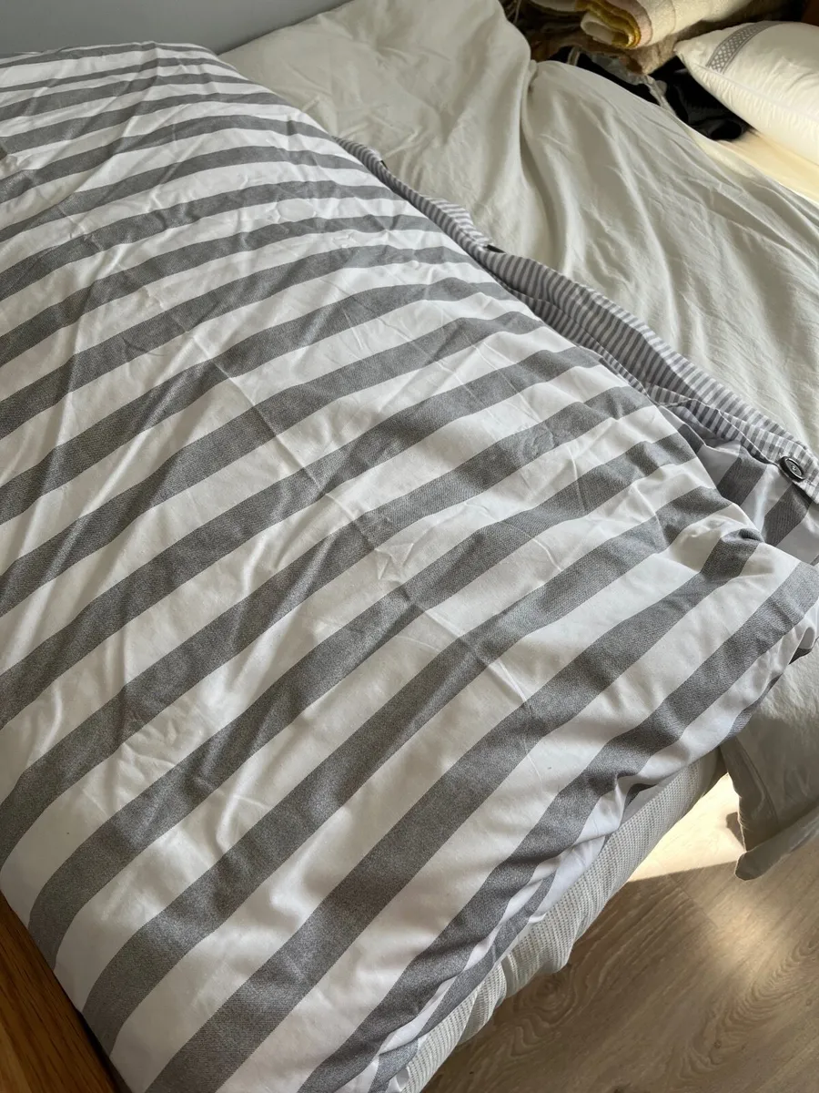 Duvet Double 2  and Dunlopillo Pillows - Image 4
