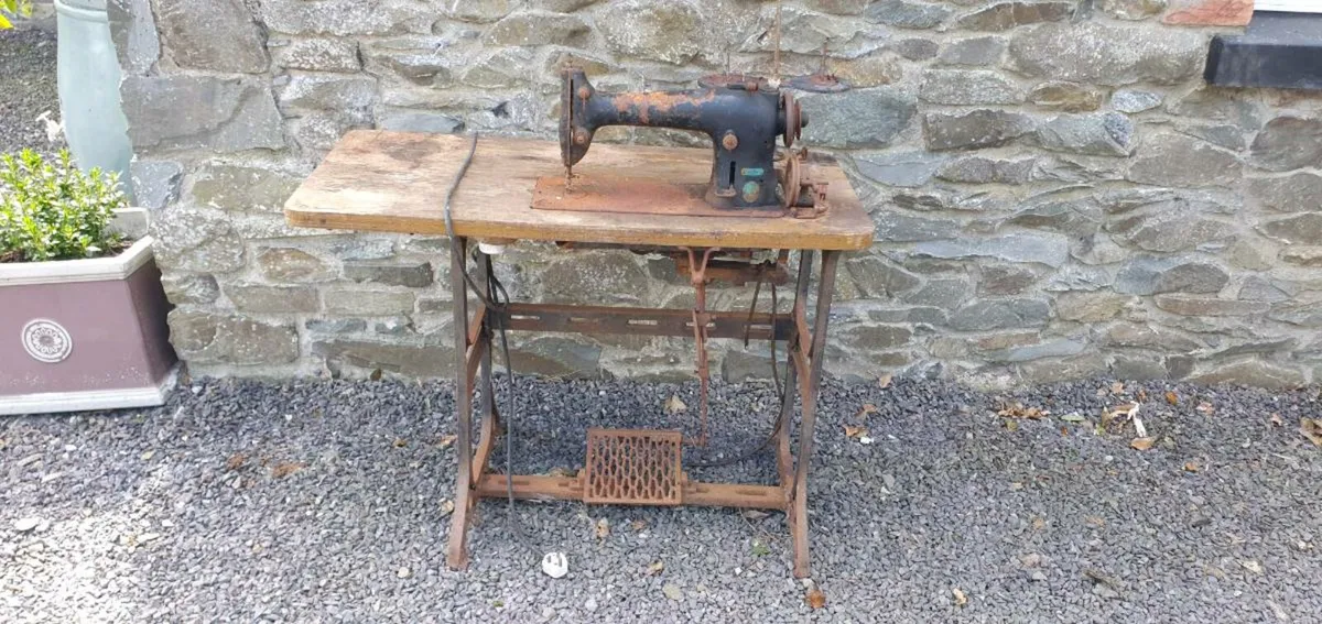 Vintage sowing machine - Image 1