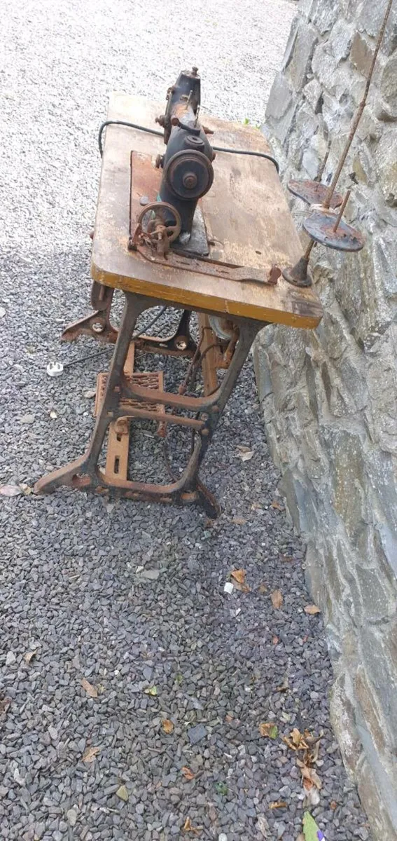Vintage sowing machine - Image 2