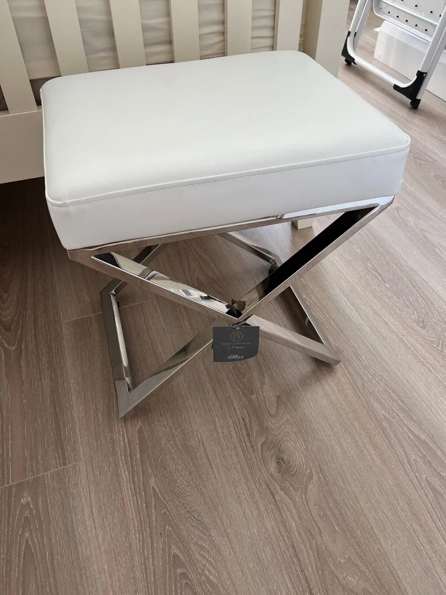 White Leather look stool with chrome legs - Image 1