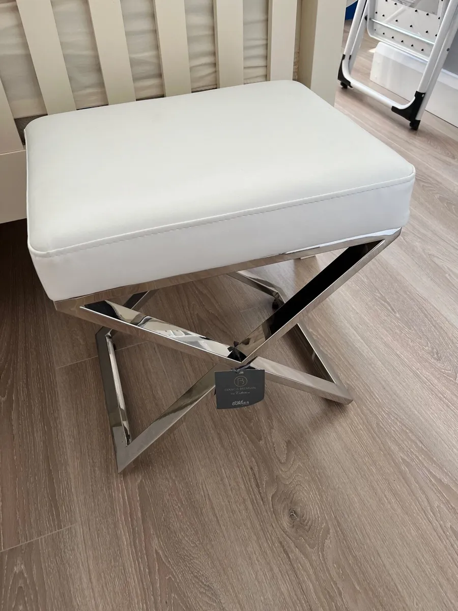 White Leather look stool with chrome legs - Image 2