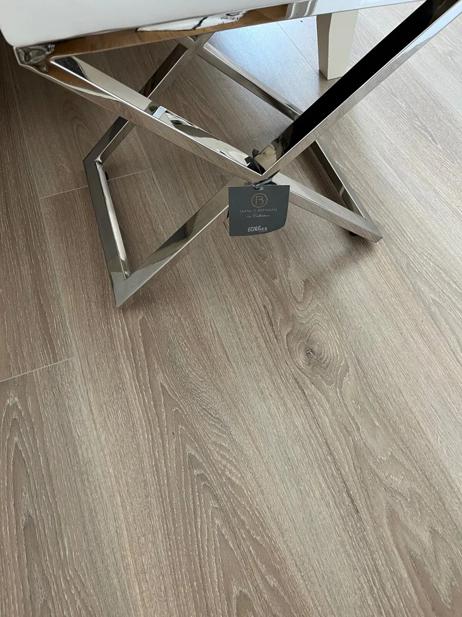 White Leather look stool with chrome legs - Image 4