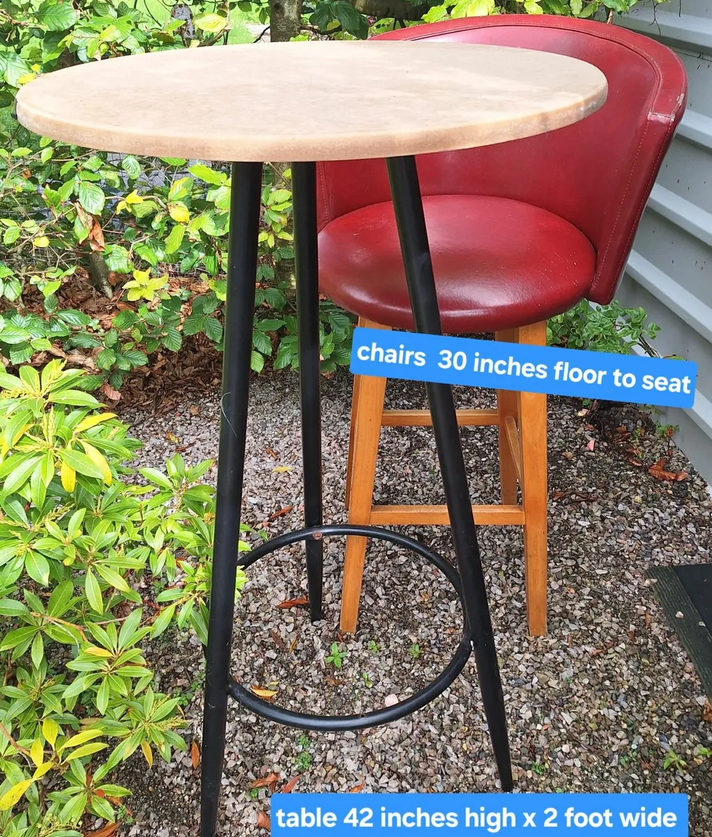 Table and chairs - Image 3