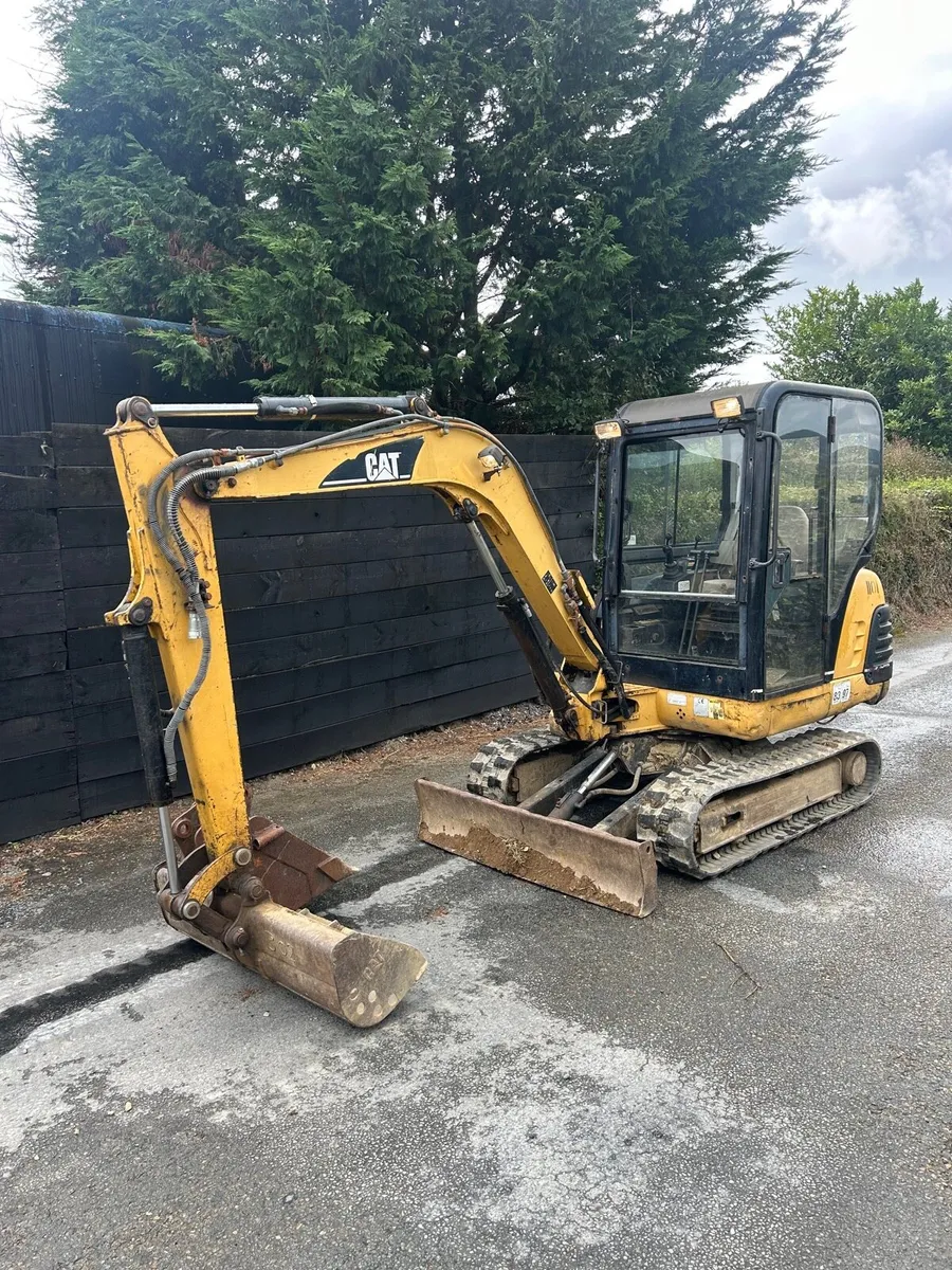Cat 2.8 mini digger - Image 1