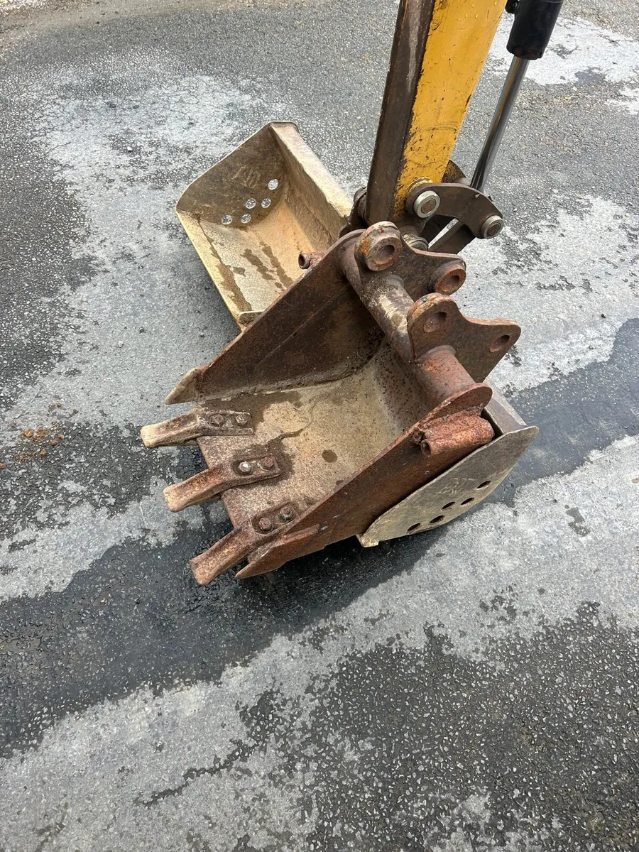 Cat 2.8 mini digger - Image 3