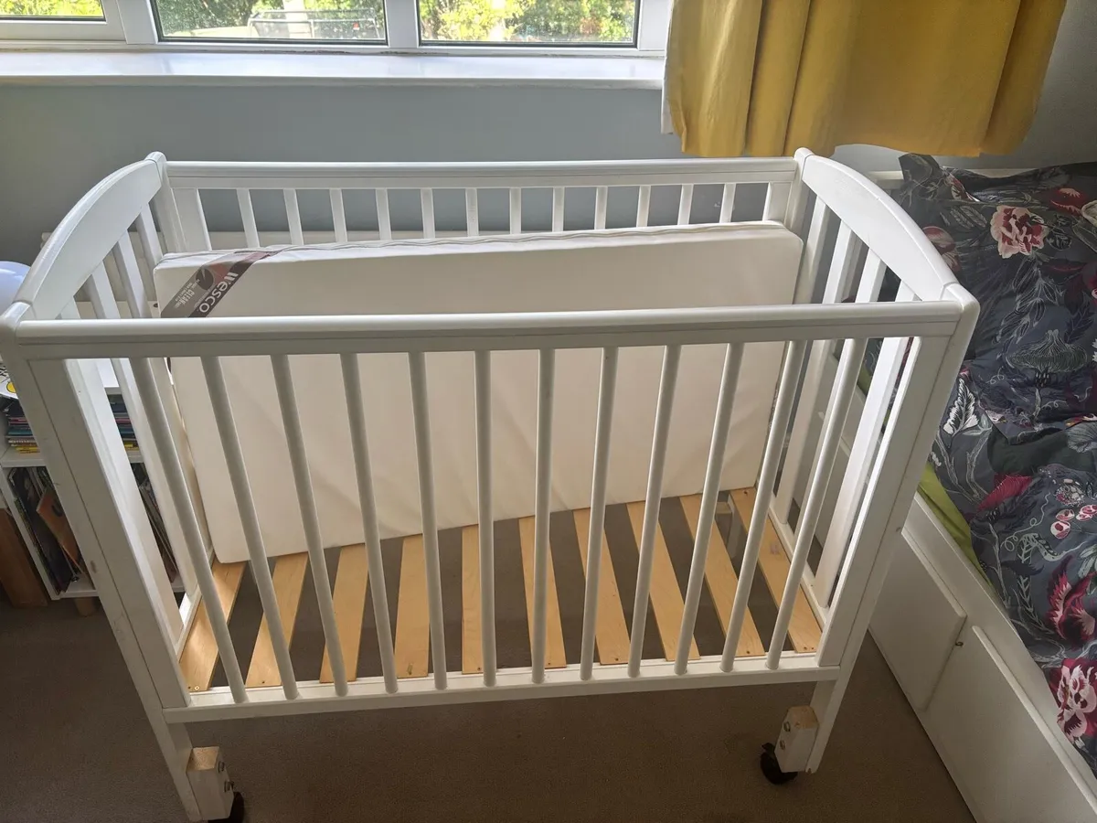 Space saver cot - altered to ad wheels - Image 2