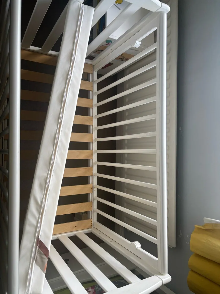 Space saver cot - altered to ad wheels - Image 4