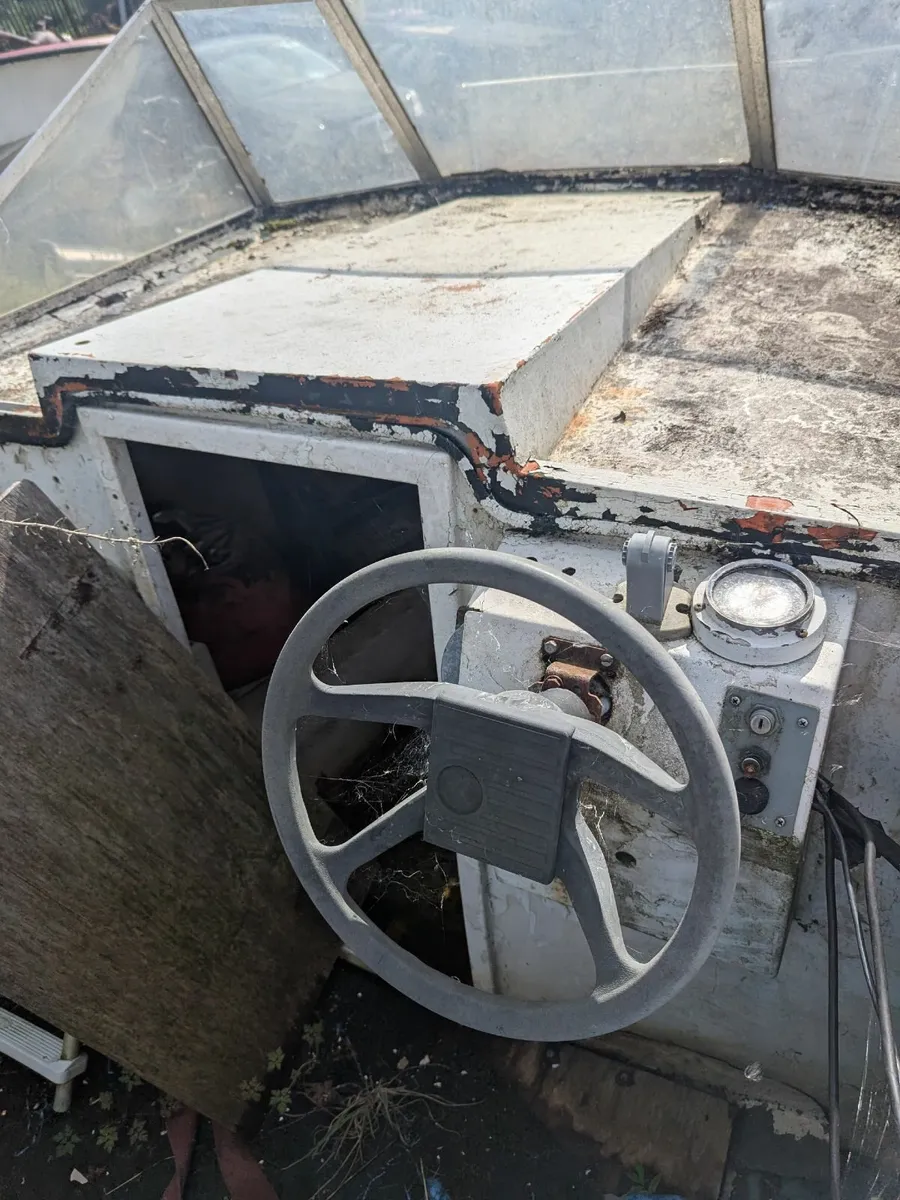 Fishing boat - Image 4
