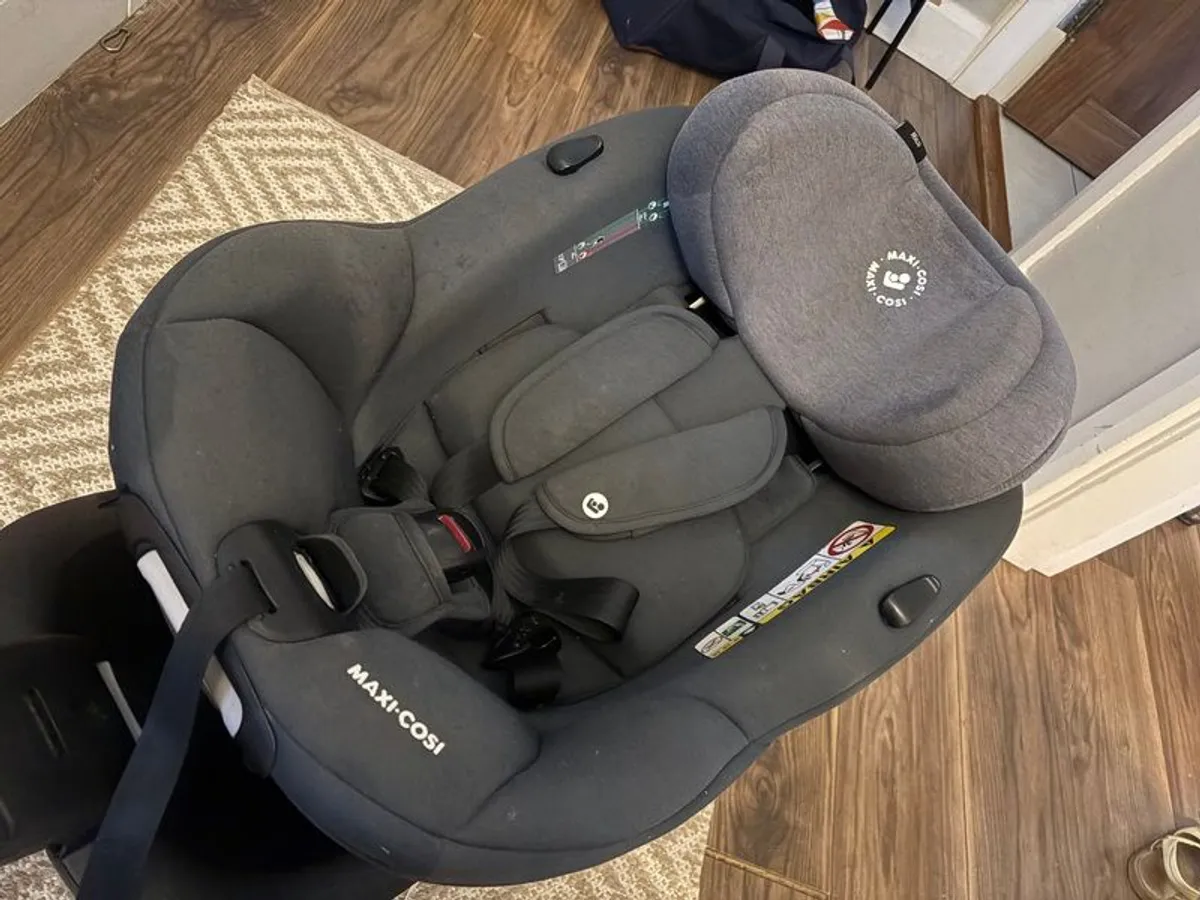 MaxiCosi Mica - 360 degree carseat (excellent condition, including unused newborn insert) - Image 1