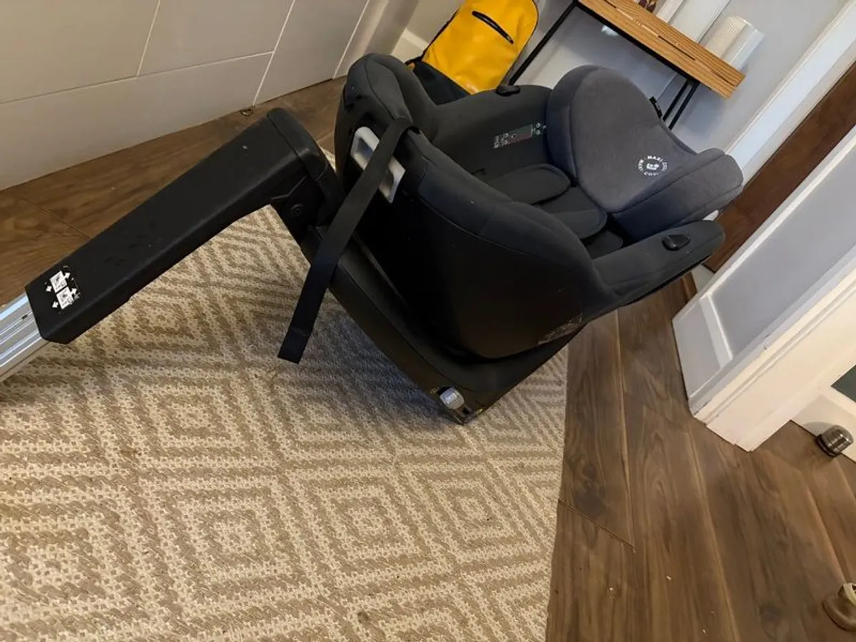 MaxiCosi Mica - 360 degree carseat (excellent condition, including unused newborn insert) - Image 2