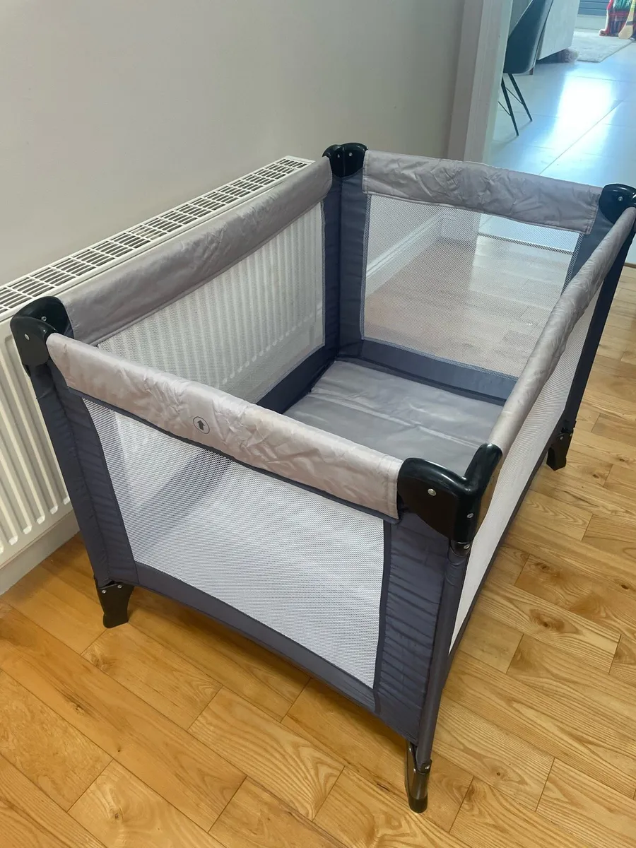 Travel cot - Image 1