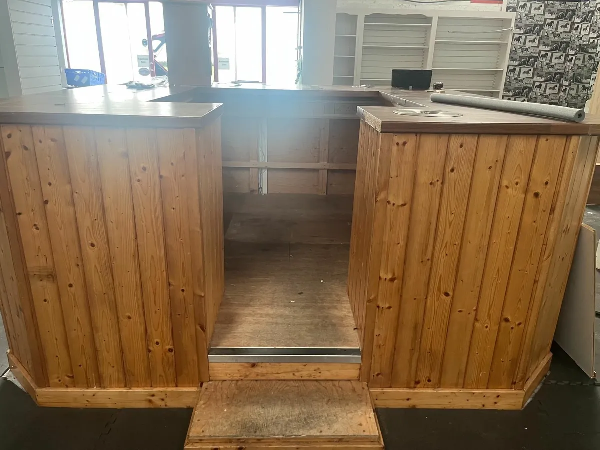 Shop counter, display case & other fittings - Image 4