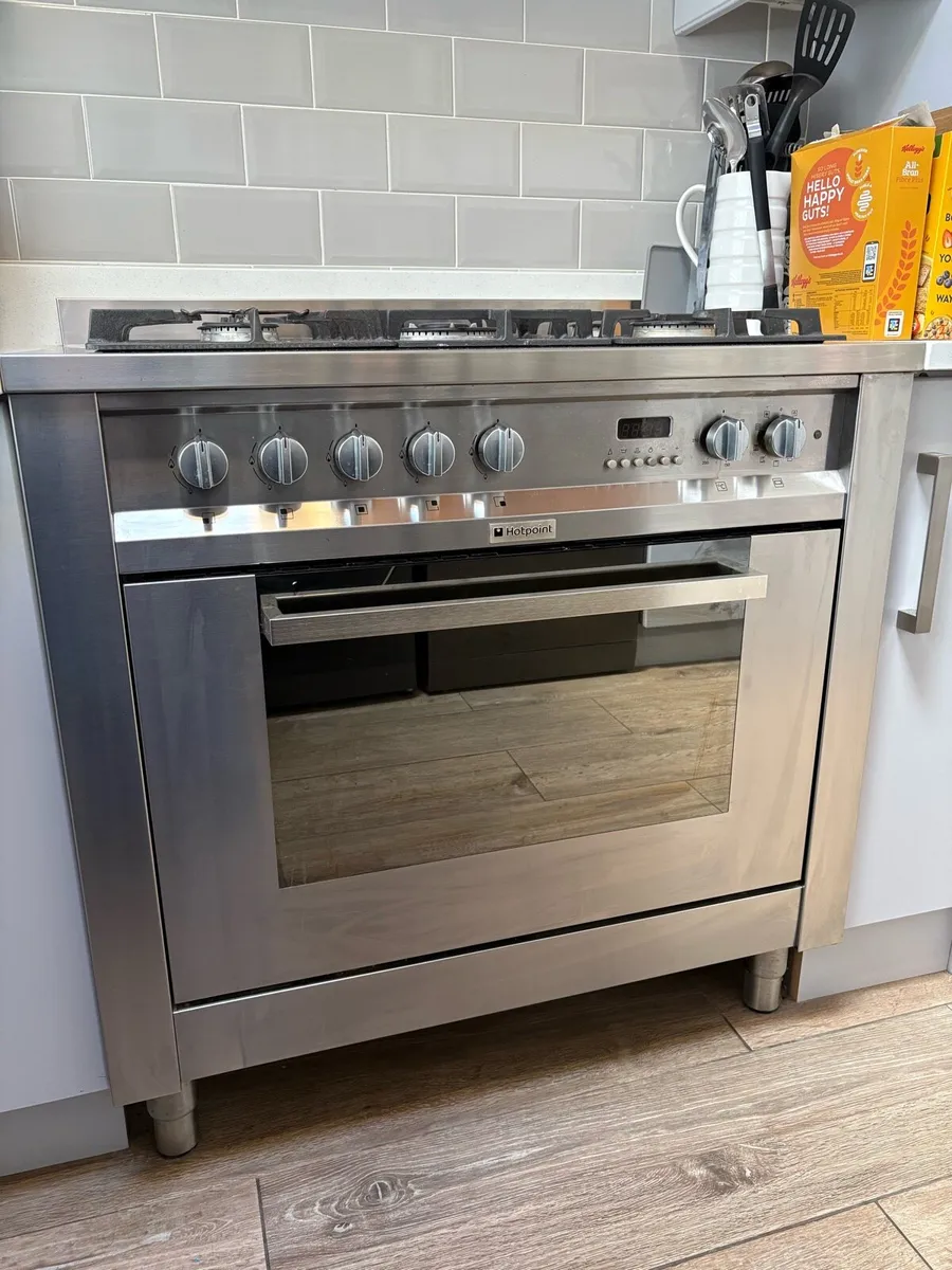 Hotpoint Duel Fuel, Gas Hob and Electric Oven - Image 2