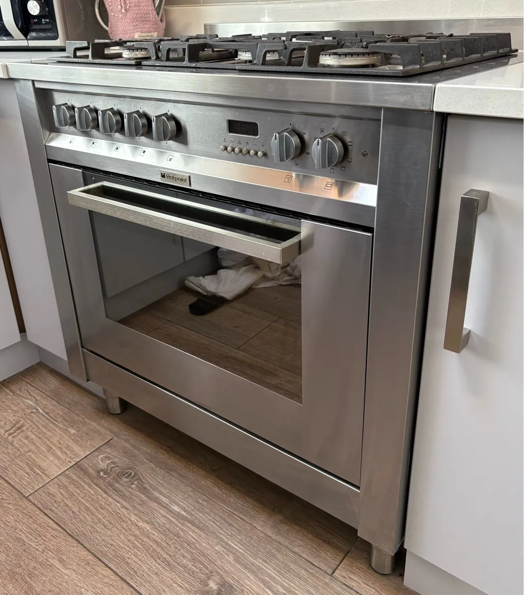 Hotpoint Duel Fuel, Gas Hob and Electric Oven - Image 3