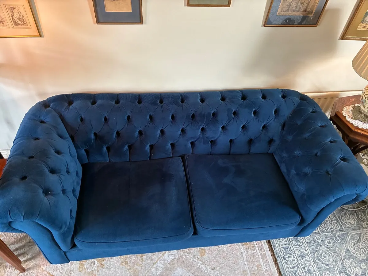 Chesterfield sofa navy velvet 2 seater - Image 2