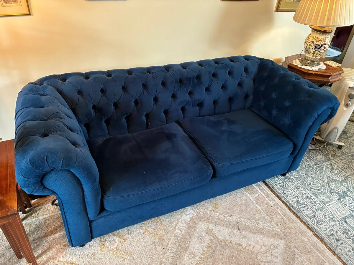 Chesterfield sofa navy velvet 2 seater - Image 3