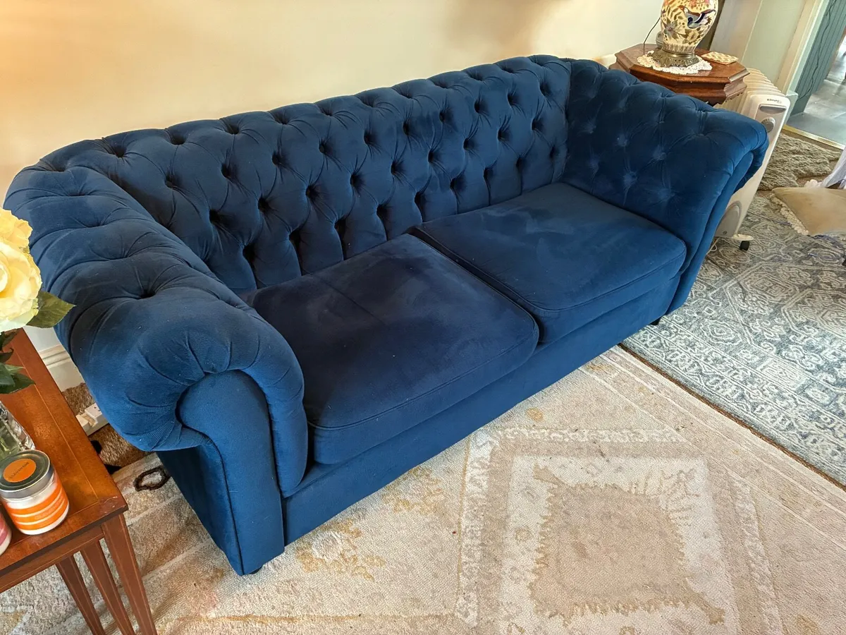 Chesterfield sofa navy velvet 2 seater - Image 4