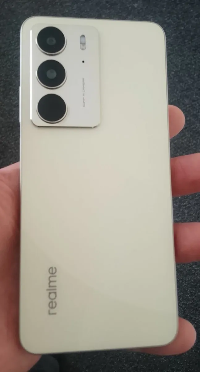 realme c75 + fast charger + wireless headphones - Image 2