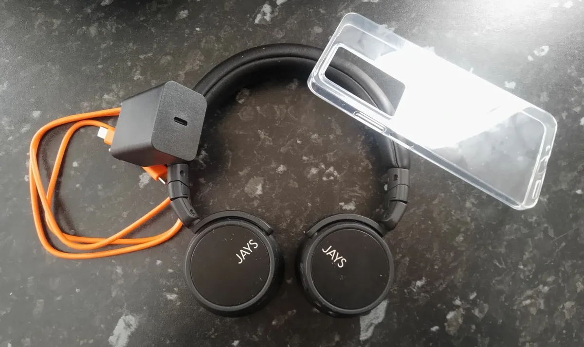 realme c75 + fast charger + wireless headphones - Image 3