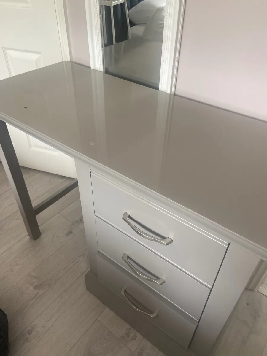 Dressing table - Image 1