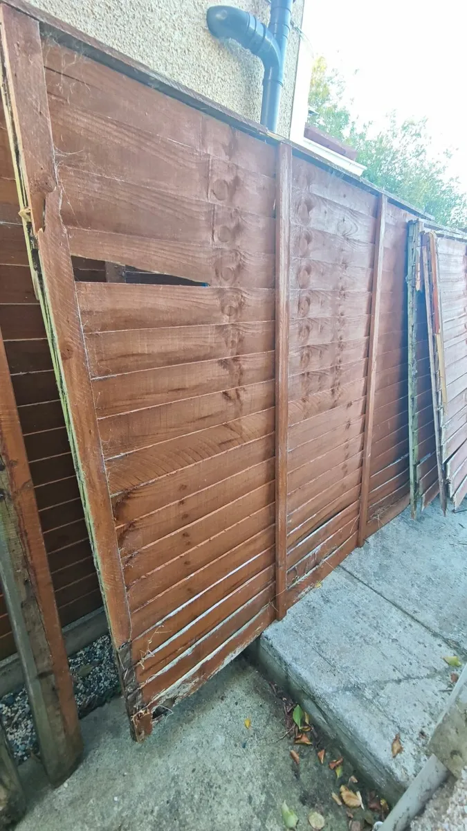 Damaged Fencing and Pallet - Image 1