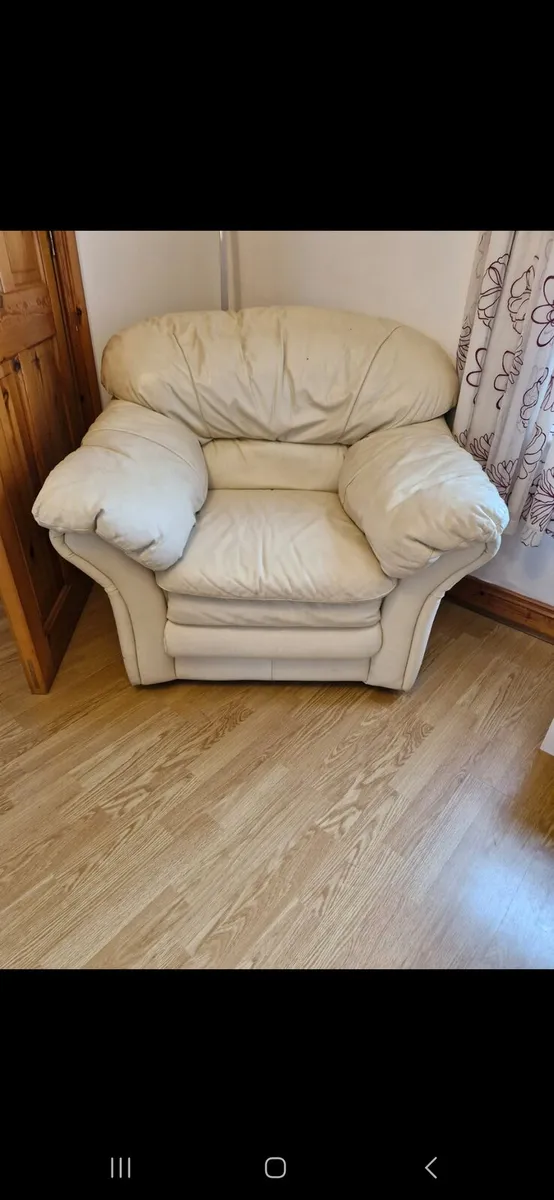 Three piece suite of furniture - Image 4