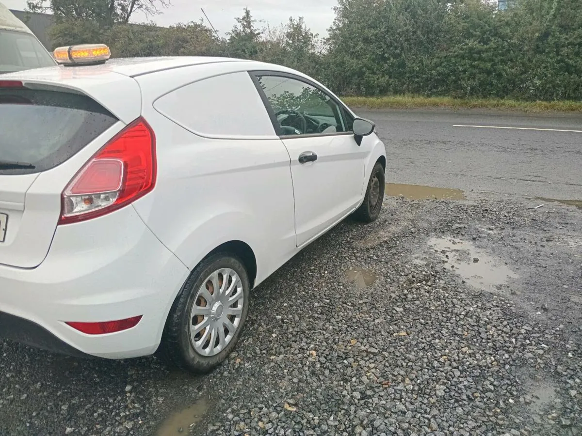 2017 ford fiesta van - Image 2