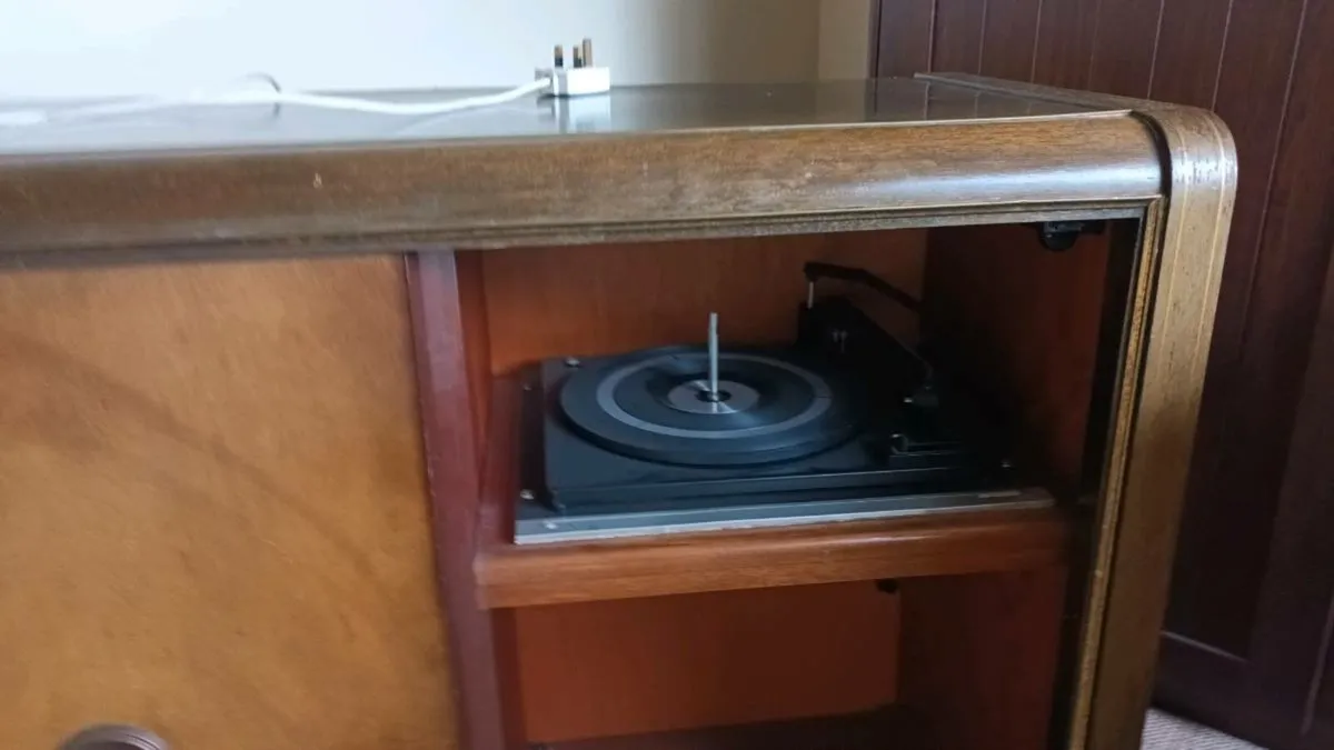 Vintage unit with built-in record player - Image 2