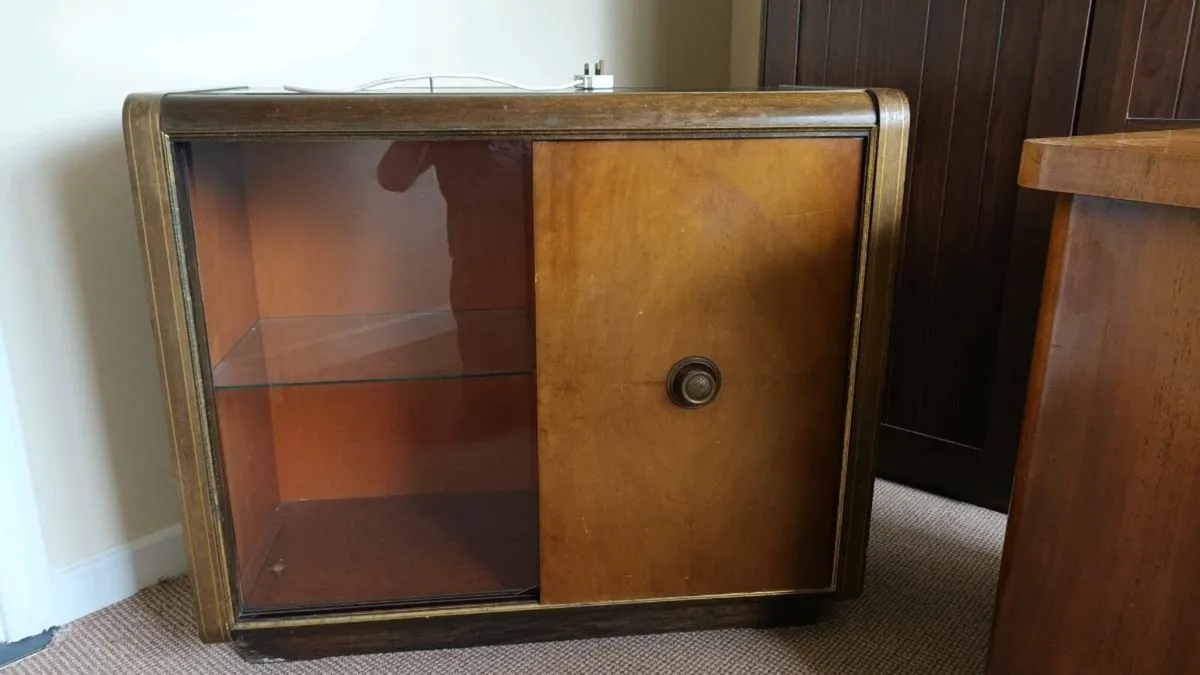 Vintage unit with built-in record player - Image 1