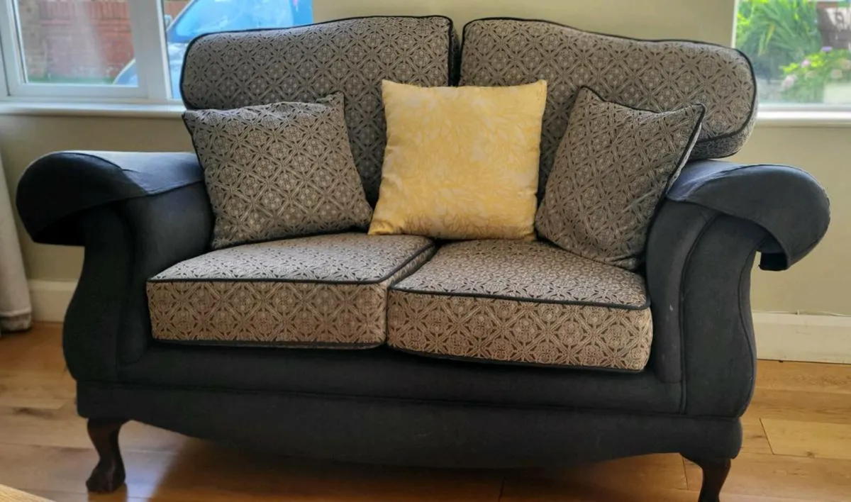 2 SEATER COUCH