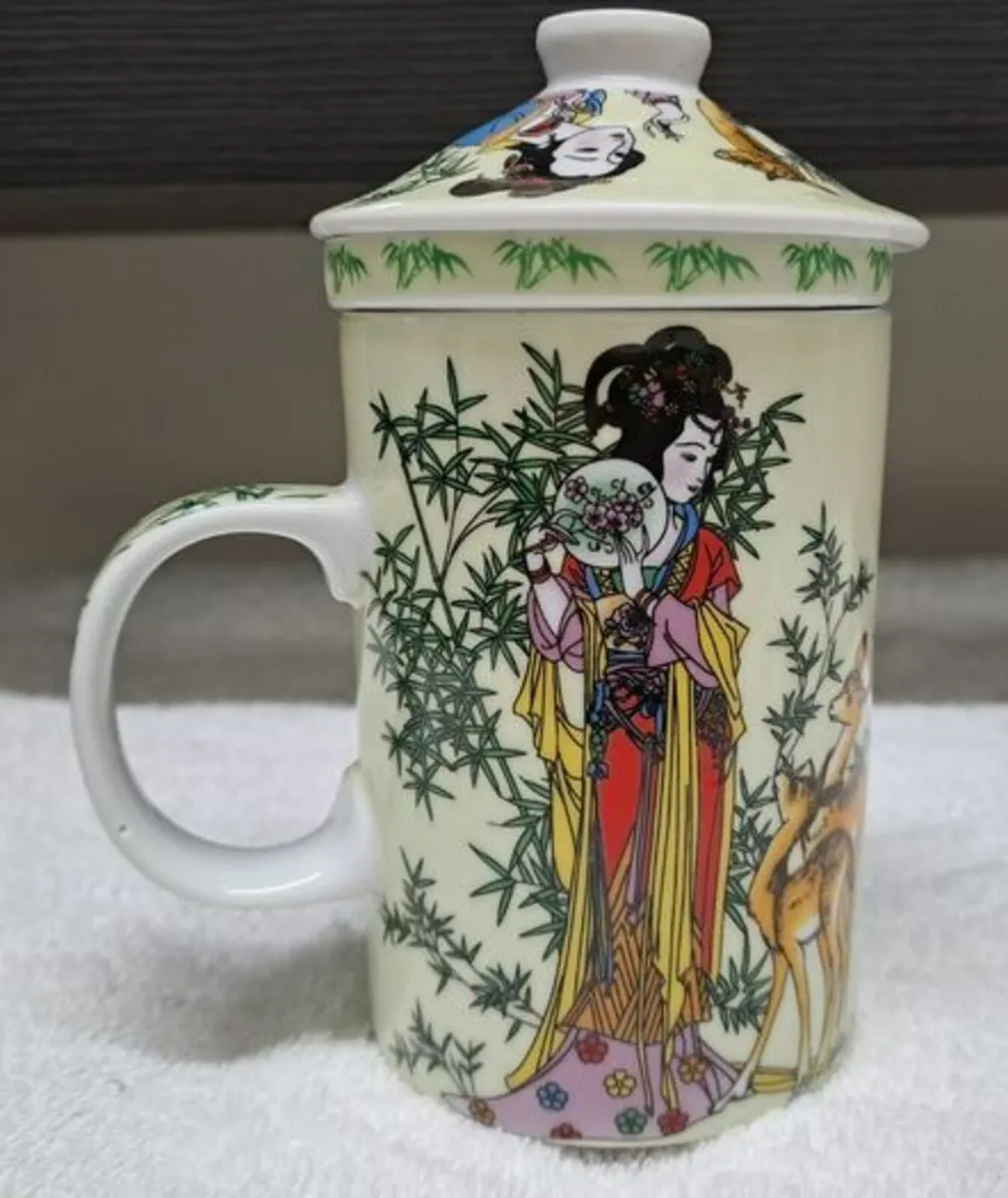 Porcelain Chinese tea mug with infuser and lid - Image 1