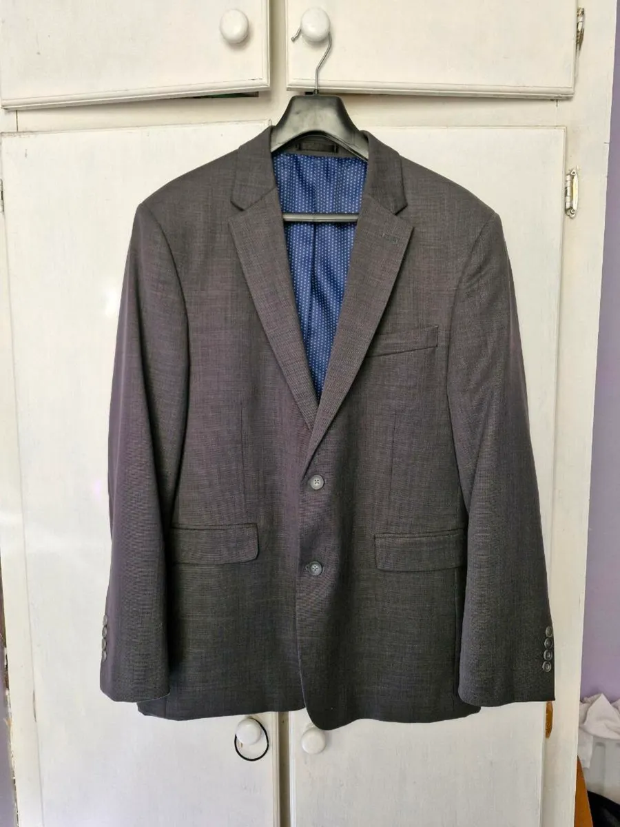 Men's suits - Image 1