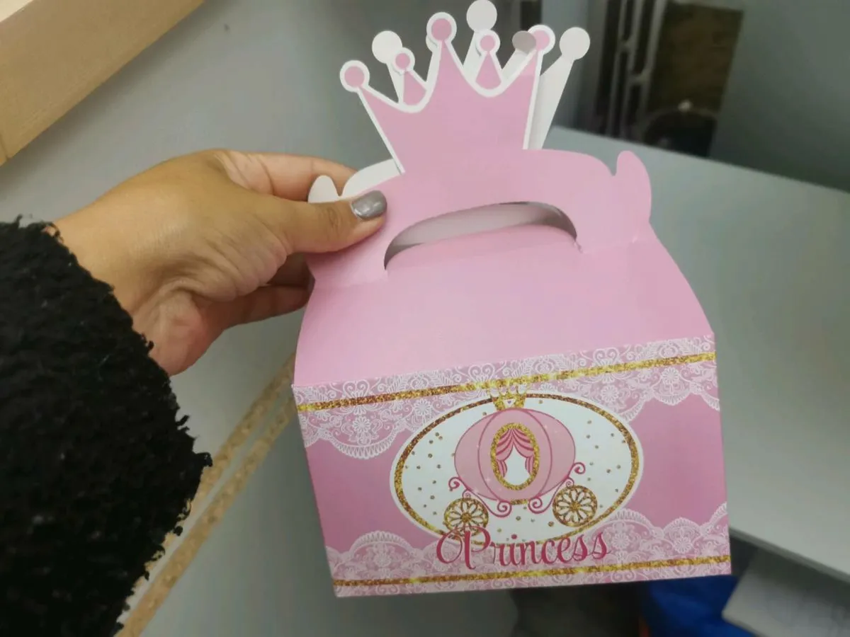 Party flag and party gift box - Image 1