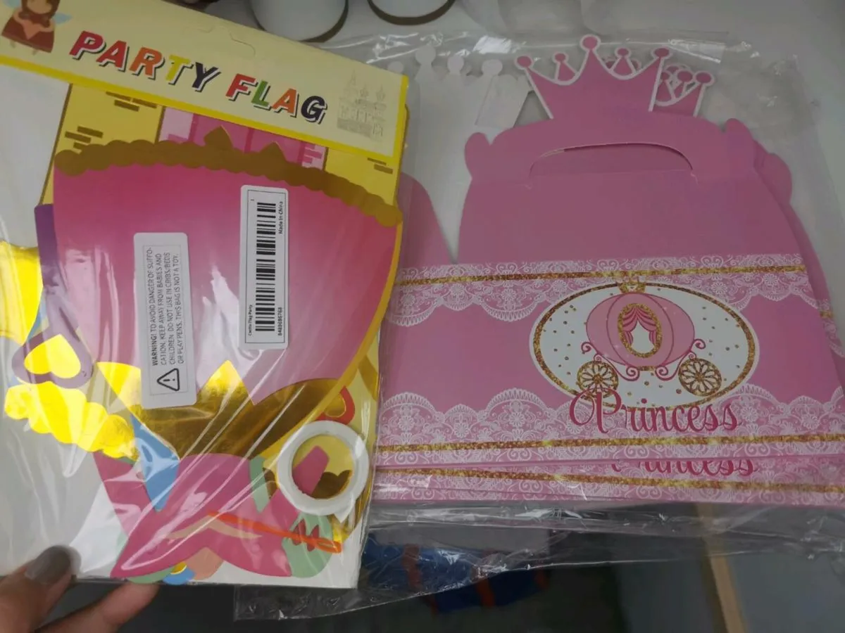 Party flag and party gift box - Image 3