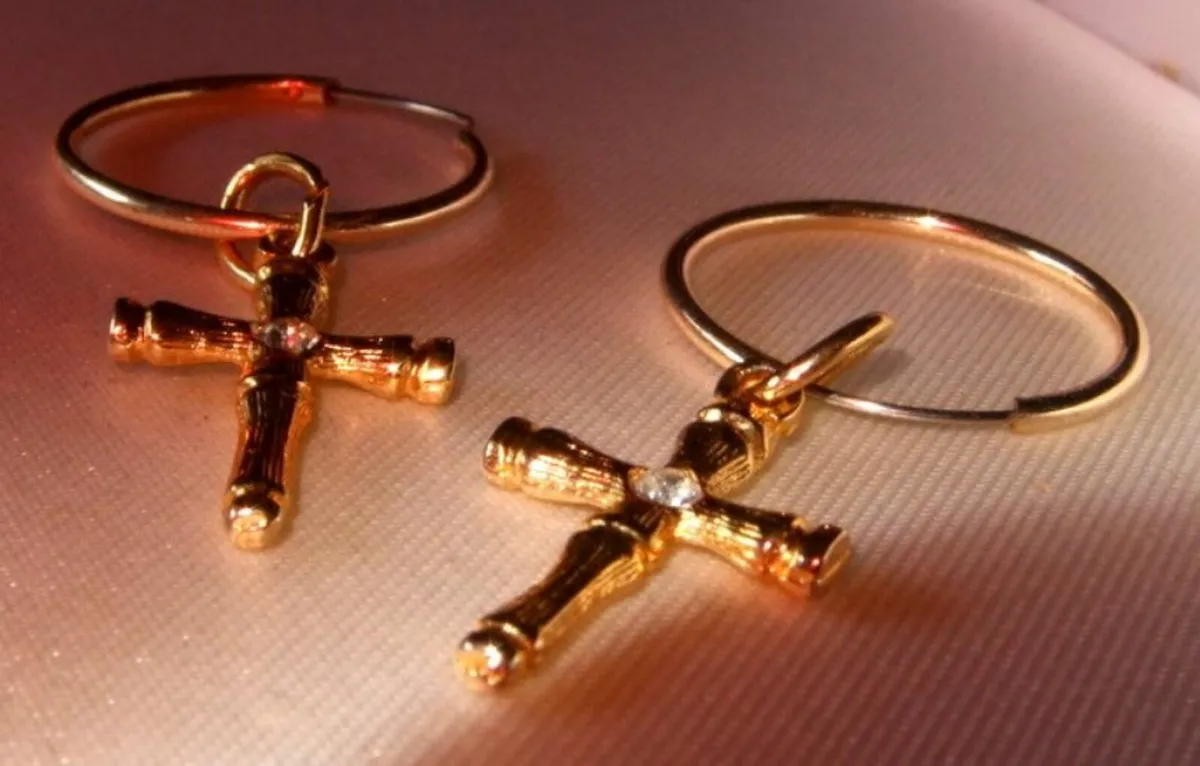 Ex-display 9ct Gold Hoops & Cross Solitaire Charms - Image 4