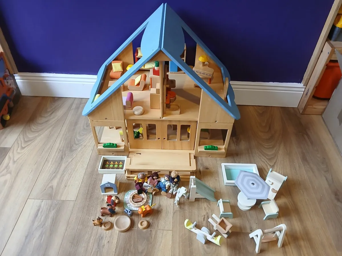 Wooden dollhouse - Image 1