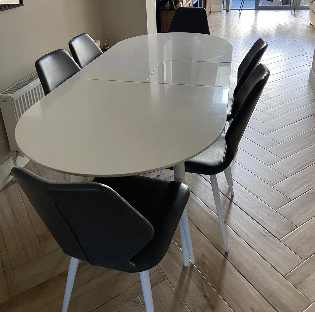 Table and chairs - Image 1