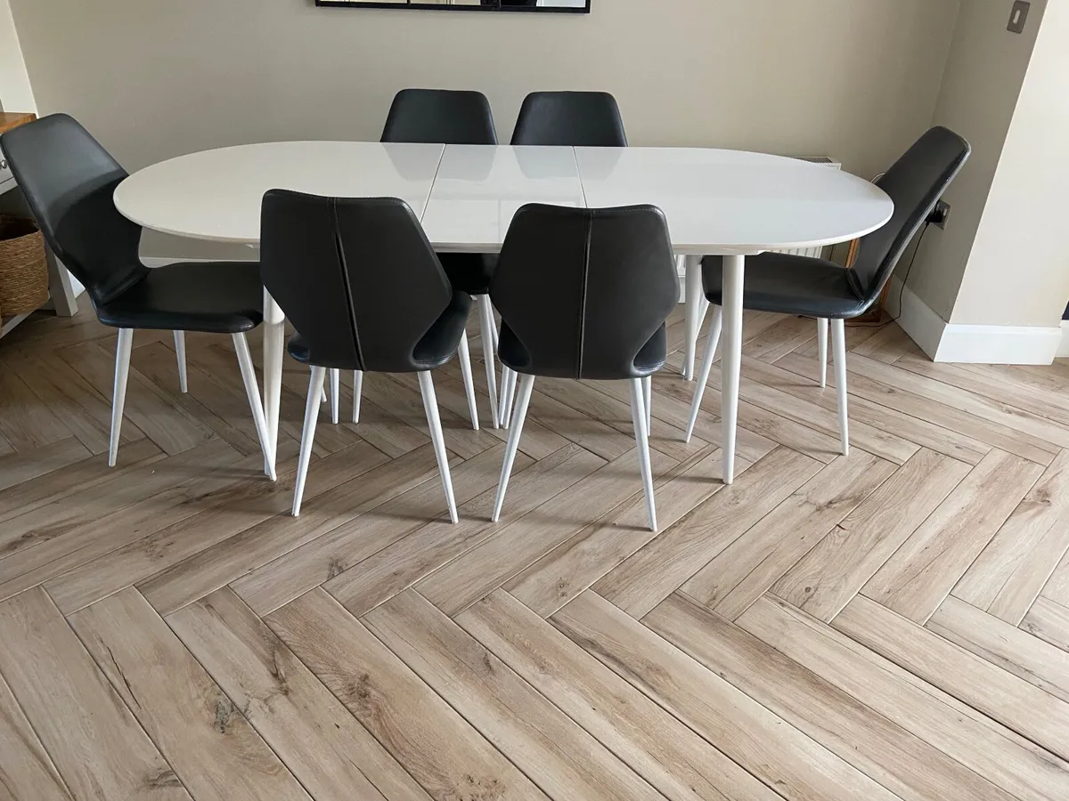Table and chairs - Image 3