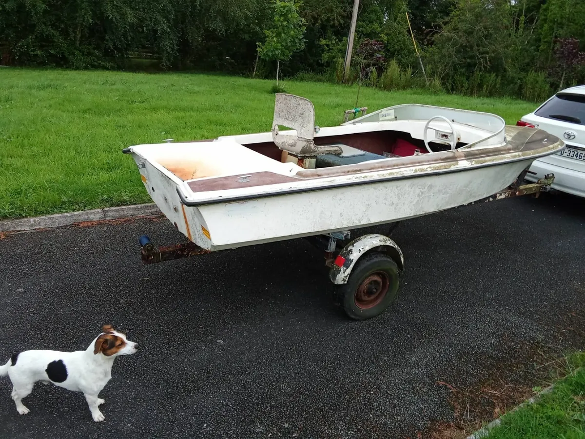 Small speed boat. - Image 1