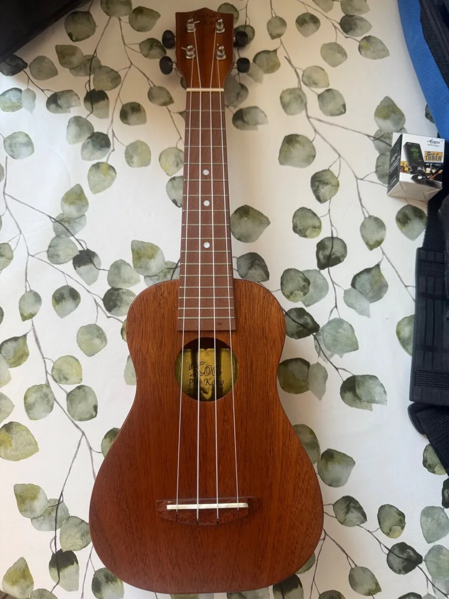 Ukulele - Image 4