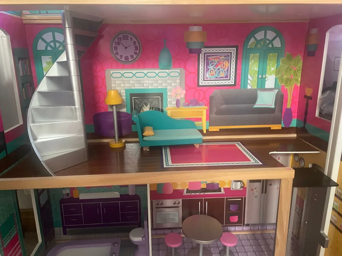 Dolls house and furniture - Image 1