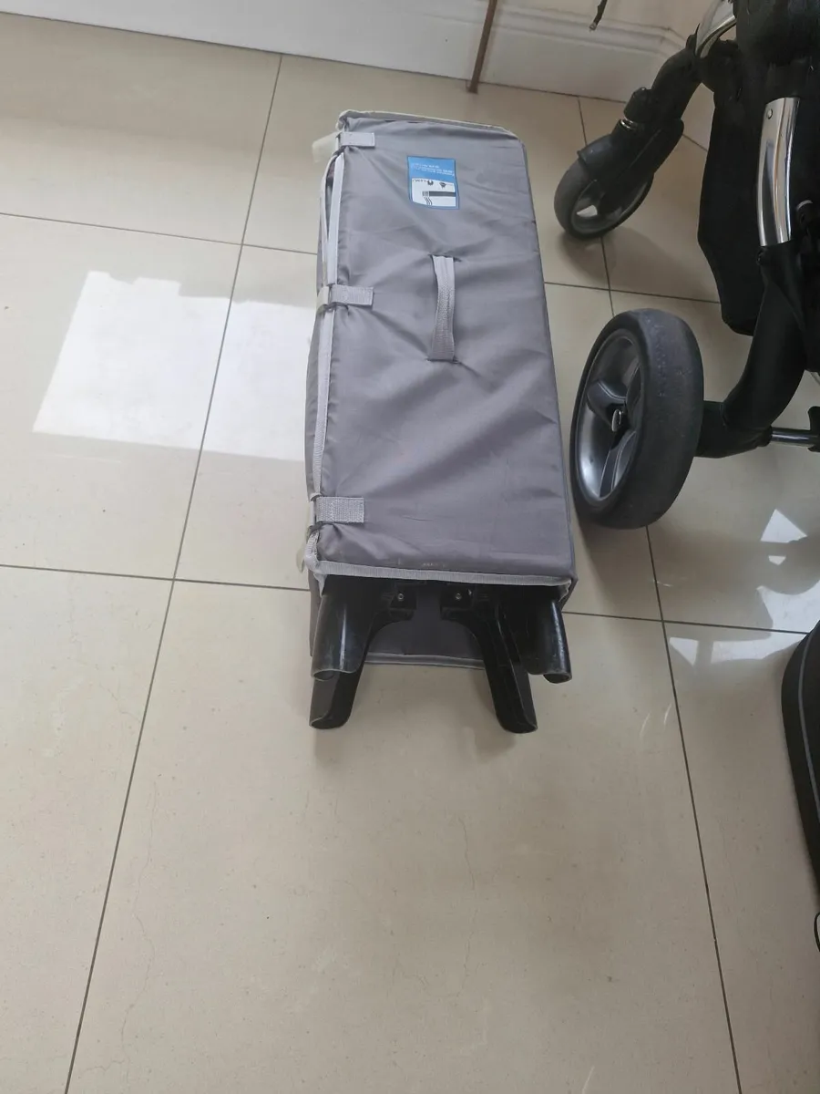 Travel cot - Image 2